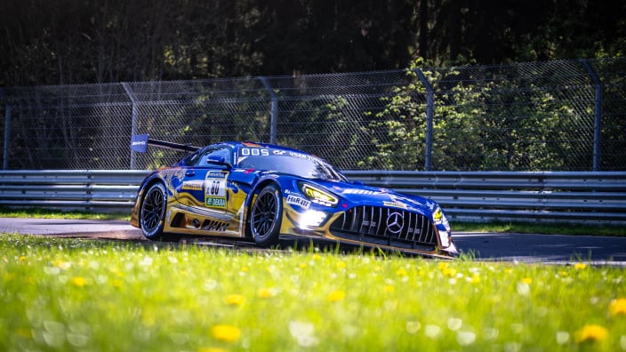 Schiller snelste in Q1 op Nürburgring, Verstappen dicht bij de kop, hagel en crashes verstoren sessie