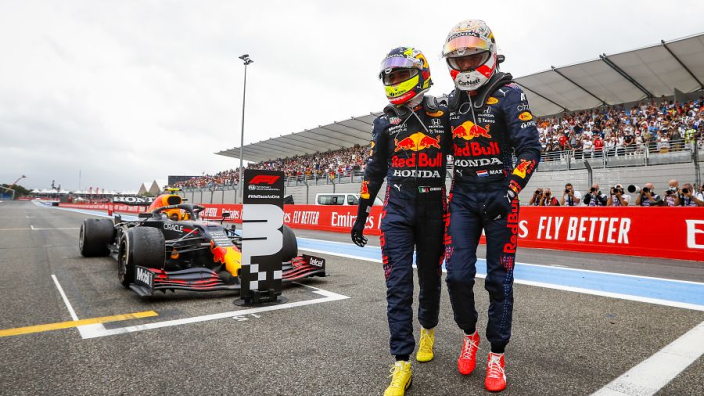 Perez verwacht groots gevecht tussen Hamilton en Verstappen: "Ga Max zoveel mogelijk helpen"