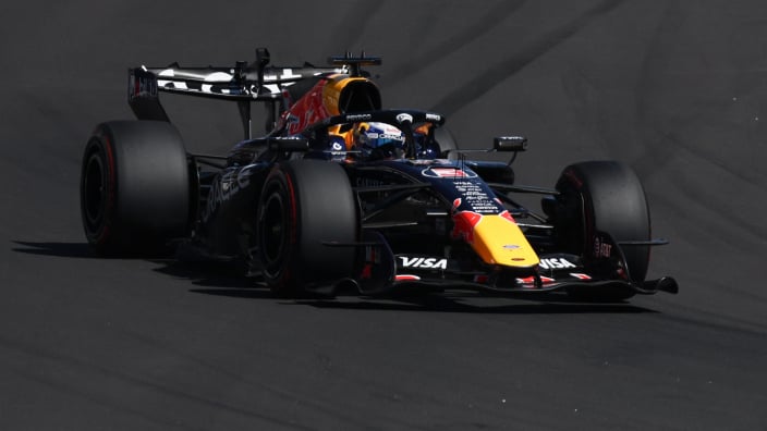 Woedende Verstappen nipt tweede achter Antonelli in Grand Prix van Spanje