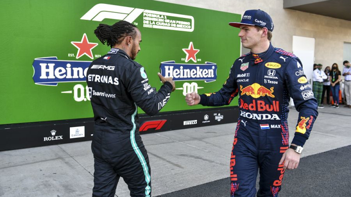 Hamilton over updates Mercedes: 'Red Bull en Ferrari doen dan hetzelfde'