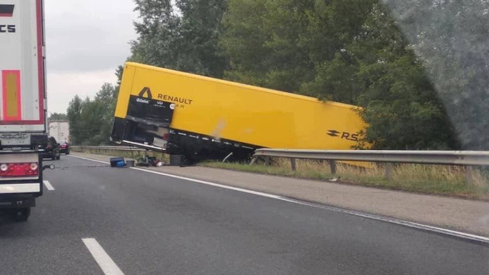 Un camion Renault se crashe en route vers la Hongrie !