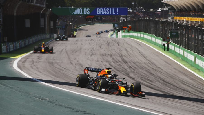Pérez zet vraagtekens bij snelheid Mercedes: 'Weet niet wat ze op de rechte stukken doen'