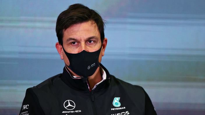 Mercedes: Checo y Verstappen corren en su propia categoría