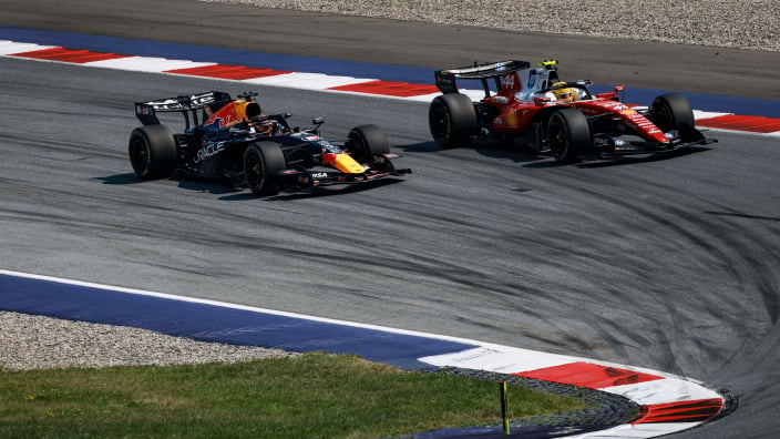 Russell houdt Verstappen nipt achter zich in spectaculaire F1 GP van Oostenrijk