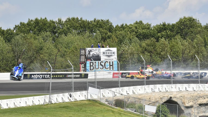 IndyCar (VIDÉOS) : Énorme crash entre Rossi et Sato