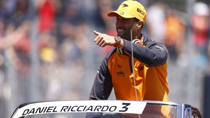 Ricciardo breekt in tijdens AlphaTauri-vergadering | F1 Shorts
