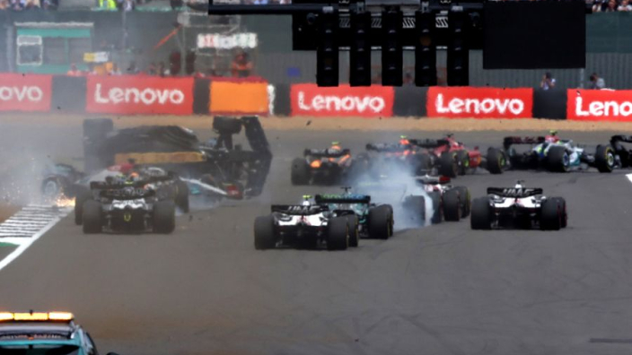Enorme crash bij start GP Silverstone zorgt voor snelle rode vlag