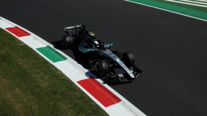 Ferrari bepaalt het tempo in Italië tijdens VT1, Mercedes kijkt aan tegen flink gat