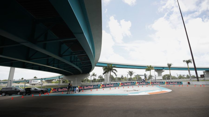 Officials hebben reparatiewerkzaamheden op het circuit in Miami uitgevoerd