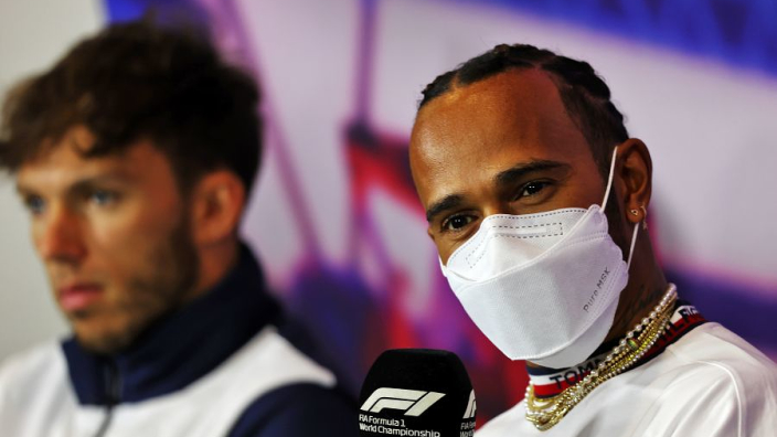 Hamilton hekelt reactie Nederlandse fans na crash: "Daar ga je voor juichen?"
