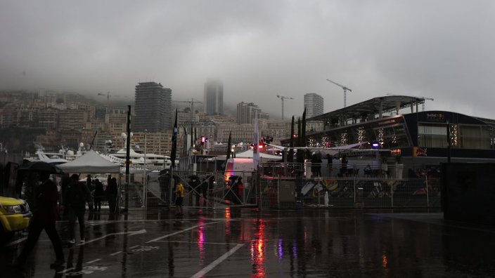 La lluvia retrasa el arranque del Gran Premio de Mónaco