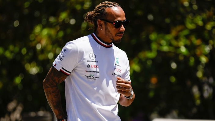 Hamilton blijft neuspiercing dragen: "Zal gewoon racen dit weekend"