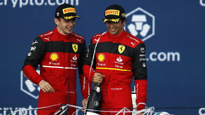 Binotto in zijn nopjes over samenwerking Sainz en Leclerc: "Ze gaan goed samen"