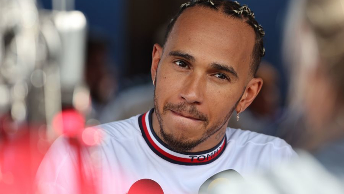 Hamilton over moeizame entree in F1: "Tattoos en piercings? Nee!"