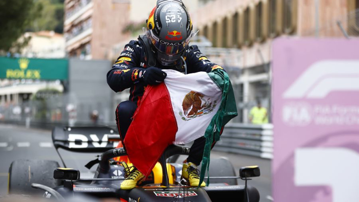 ¿De dónde sacó Checo una bandera mexicana para su festejo en Mónaco?