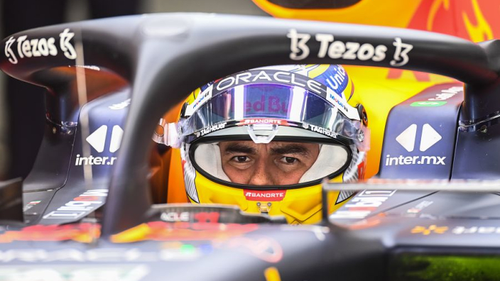El Red Bull de Checo Pérez se apaga y Ricciardo mantiene a McLaren en la punta