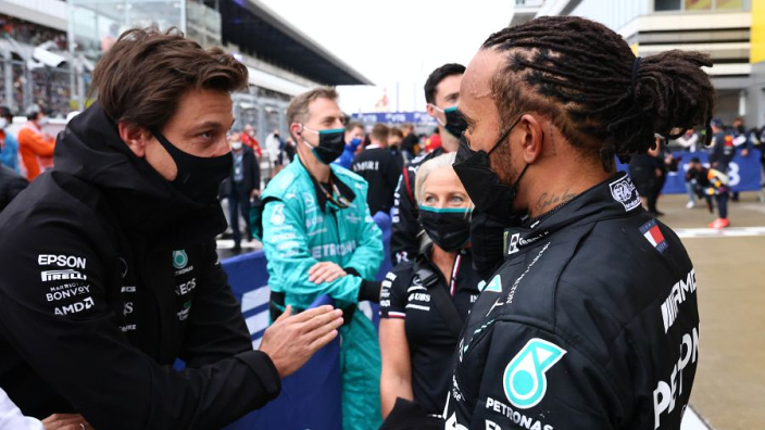 Schumacher eerlijk over Hamilton: "Hij moet zich afvragen waarom Russell sneller is"
