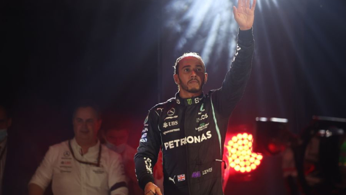 "Wily" Hamilton "gives as good as he gets" against Verstappen - Horner