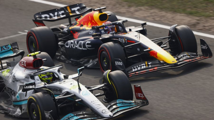 Hamilton boos op Mercedes: "Ik kan niet geloven dat jullie mij zo genaaid hebben!"