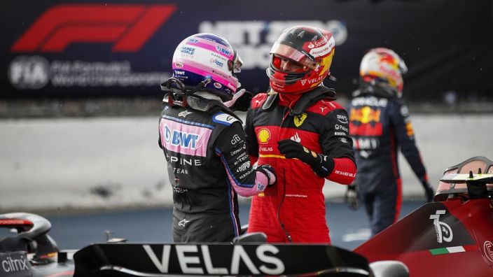Alonso boos op de FIA: ''Leclerc had gestraft moeten worden''