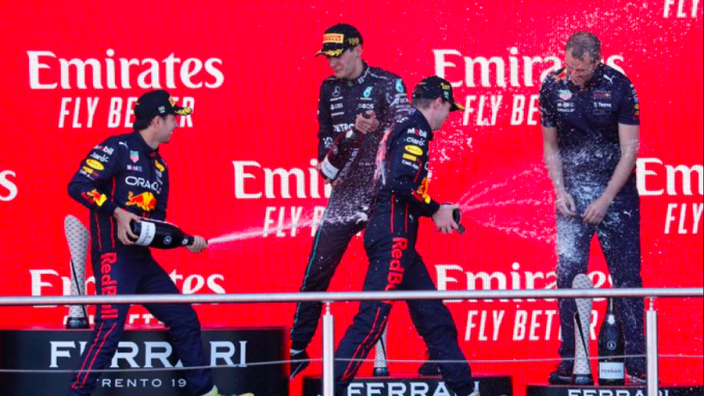 VIDEO: Verstappen y Checo ignoraron a George Russell en el podio de Bakú