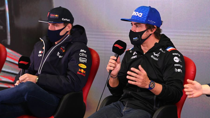 VIDEO: Fernando Alonso charló con dirigente de Red Bull