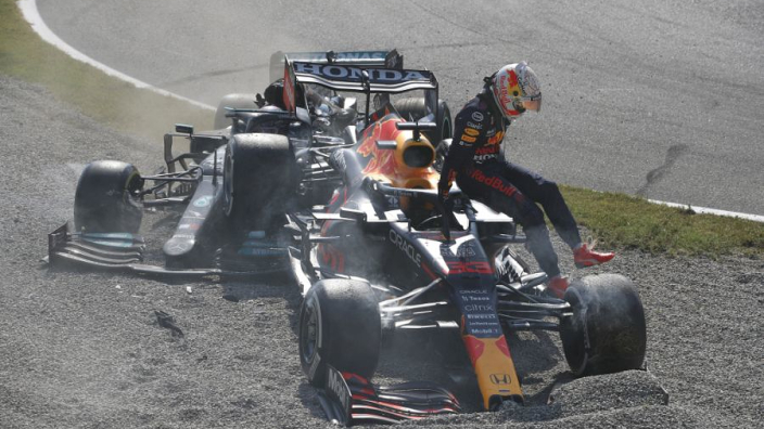 Luyendyk over crashes tussen Verstappen en Hamilton: 'Ik had Drive-through gegeven'