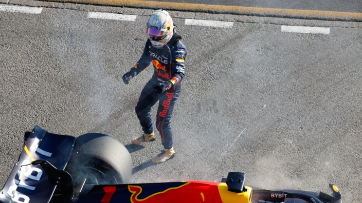 Max Verstappen bromea: No importa de dónde arranque, igual no termino las carreras