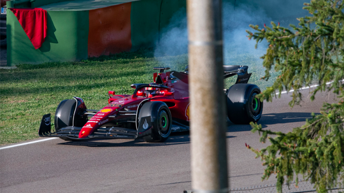 Ferrari de Carlos Sainz se incendia en Imola
