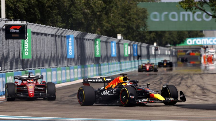 Verstappen over inhaalacties op Sainz en Leclerc: "Dat heeft mij de winst opgeleverd"