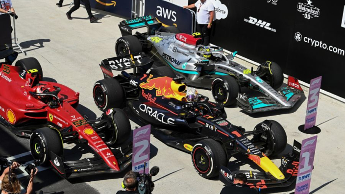 Puntenaantal teams na elf races 2022 vs 2021: Red Bull stabiel, Mercedes zakt
