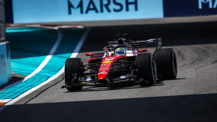 Verstappen tweede in vrije training Miami achter Leclerc, motorproblemen bij Mercedes