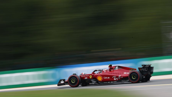 Sainz vertrekt vanaf pole na gridstraf Verstappen: 'Ik ben niet zo blij met het gat richting Max'