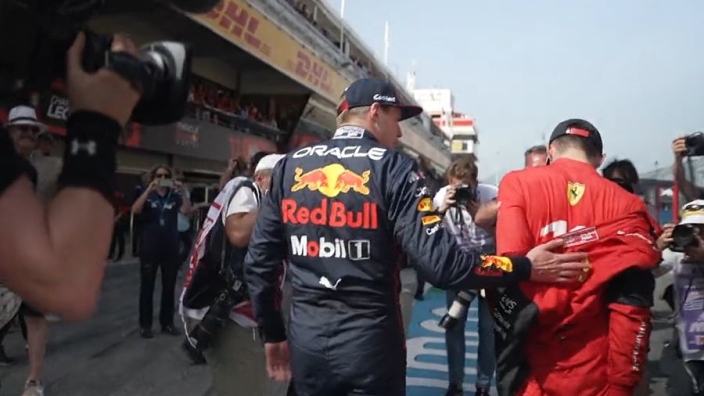 VIDEO: Verstappen feliciteert Leclerc met pole position in Spanje | F1 Shorts