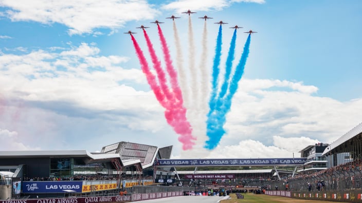 Hamilton klokt snelste tijd in enige training Silverstone, Red Bull zorgwekkend