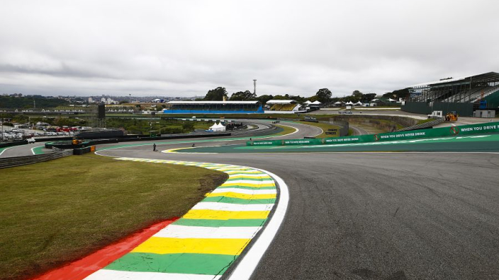 Socavón en la pista del GP de Brasil