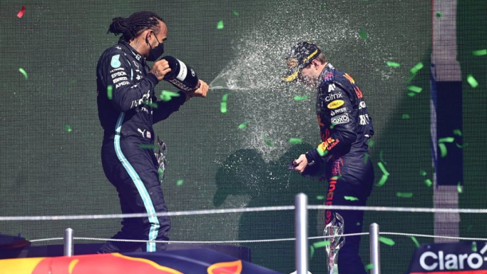 Verstappen blij dat FIA besloot coureurs 'te laten racen' tijdens gevecht met Hamilton