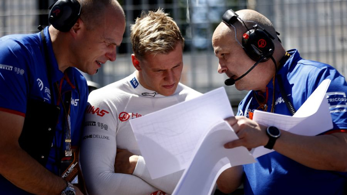 Mazepin komt op voor Schumacher: "Niet veel mensen gaan beter rijden door kritiek"