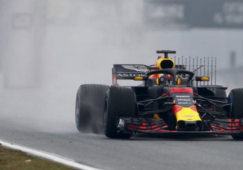 Enerverende zesde testdag: Ricciardo klopt Hamilton met een baanrecord