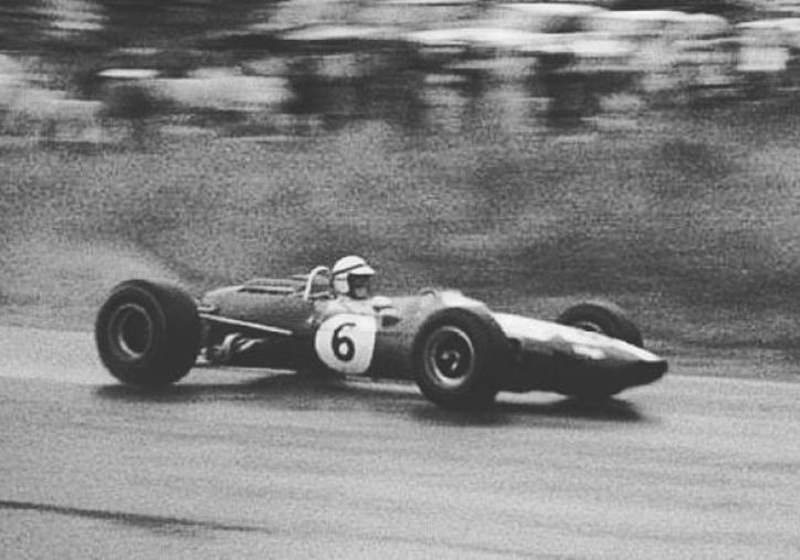 Voormalig Formule 1-coureur Mike Fisher viert 75ste verjaardag