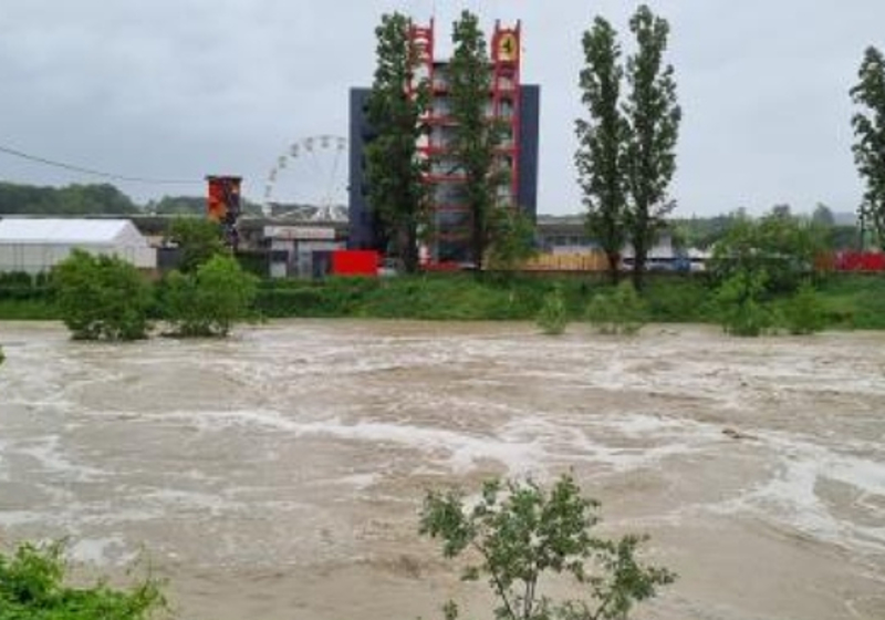 F2-paddock Imola onder water, 'deze ochtend vergadering over doorgang Grand Prix'