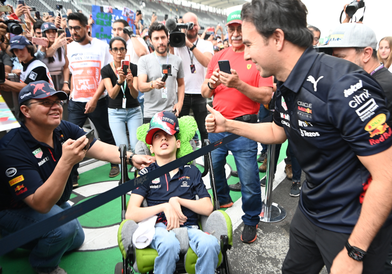Checo Pérez recibe homenaje de escuela rural
