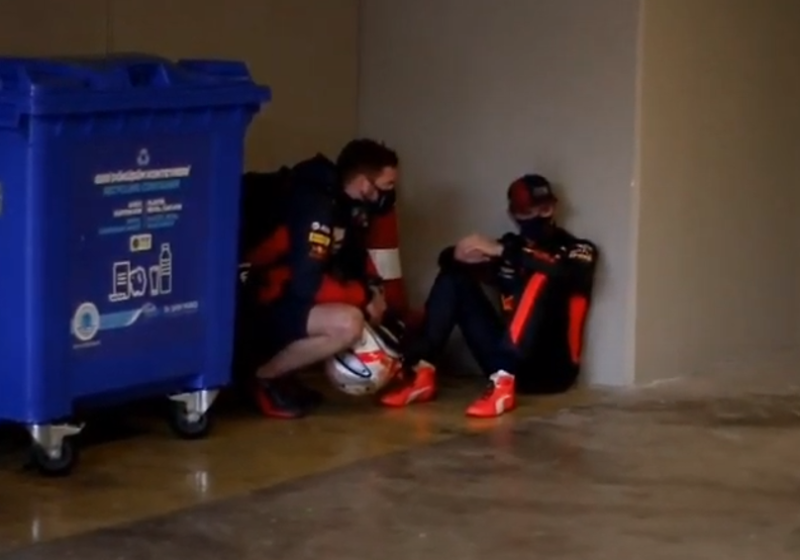 VIDEO: Verstappen in zak en as, wordt getroost door Red Bull-personeel