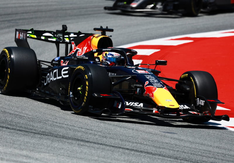 Russell klokt snelste tijd in Antonelli-loze training, Verstappen klokt vierde tijd