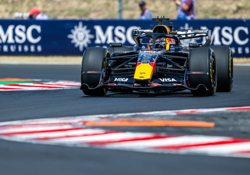 Hamilton snelste in tweede training, Verstappen niet tevreden over RB22