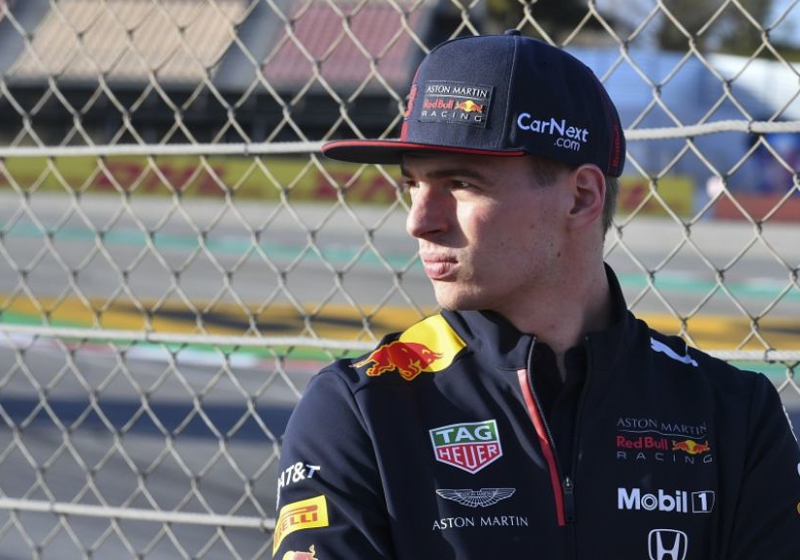 Verstappen domineert en crasht tijdens vijfde ronde Real Racers Never Quit