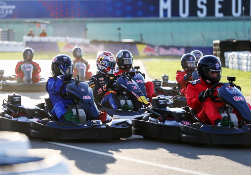 Montoya daagt Verstappen en F1-grid uit voor kartrace: 'Zou heel gaaf zijn'
