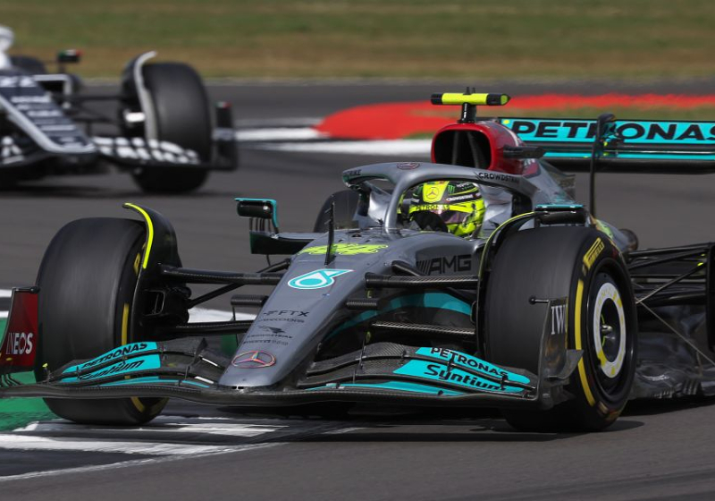 Lewis Hamilton reconoce superioridad de Checo Pérez