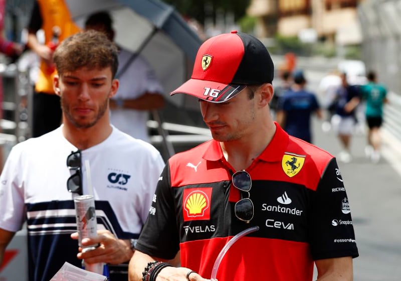 Ferrari valt terug in oude gewoontes: "Gaven Verstappen een onnodig cadeau"