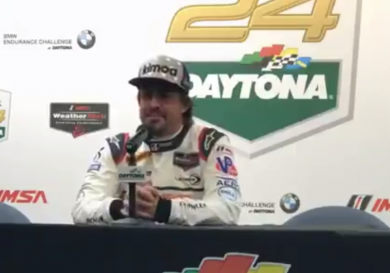 VIDEO: Alonso heeft langere gordel nodig in WEC-auto